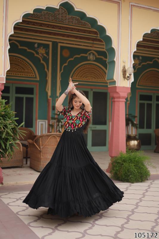 Designer Navratri Black Gown Kurti – Georgette Schiffli & Kutchi Gamthi Patch – Full Flared Anarkali for Garba & Festive Nights