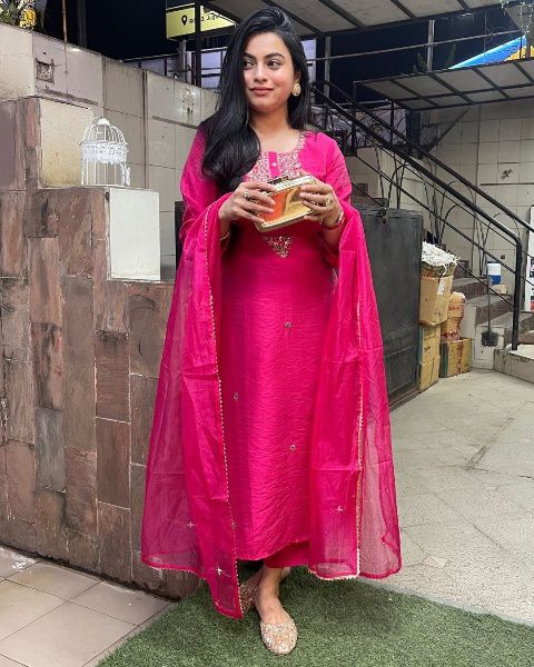 Elegant Viscose Chanderi Suit Set With Embellished Kurta & Organza Dupatta